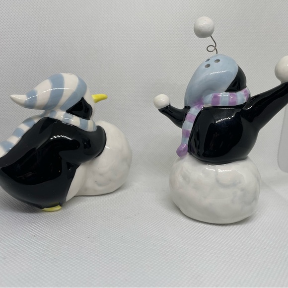 NIB Penguin Salt Pepper Set Let The Holiday Sparkle Cute Fun Playing Snow Ball - Picture 3 of 4